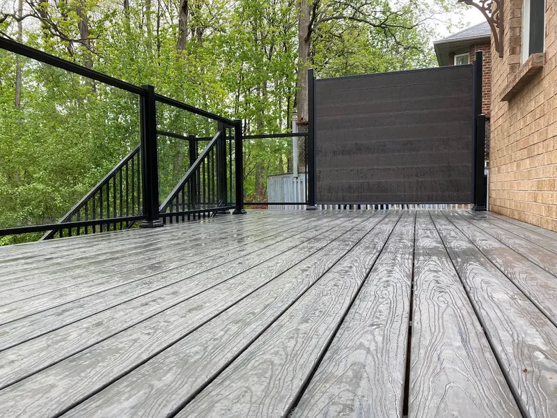 Horizontal slat privacy screen on a raised deck